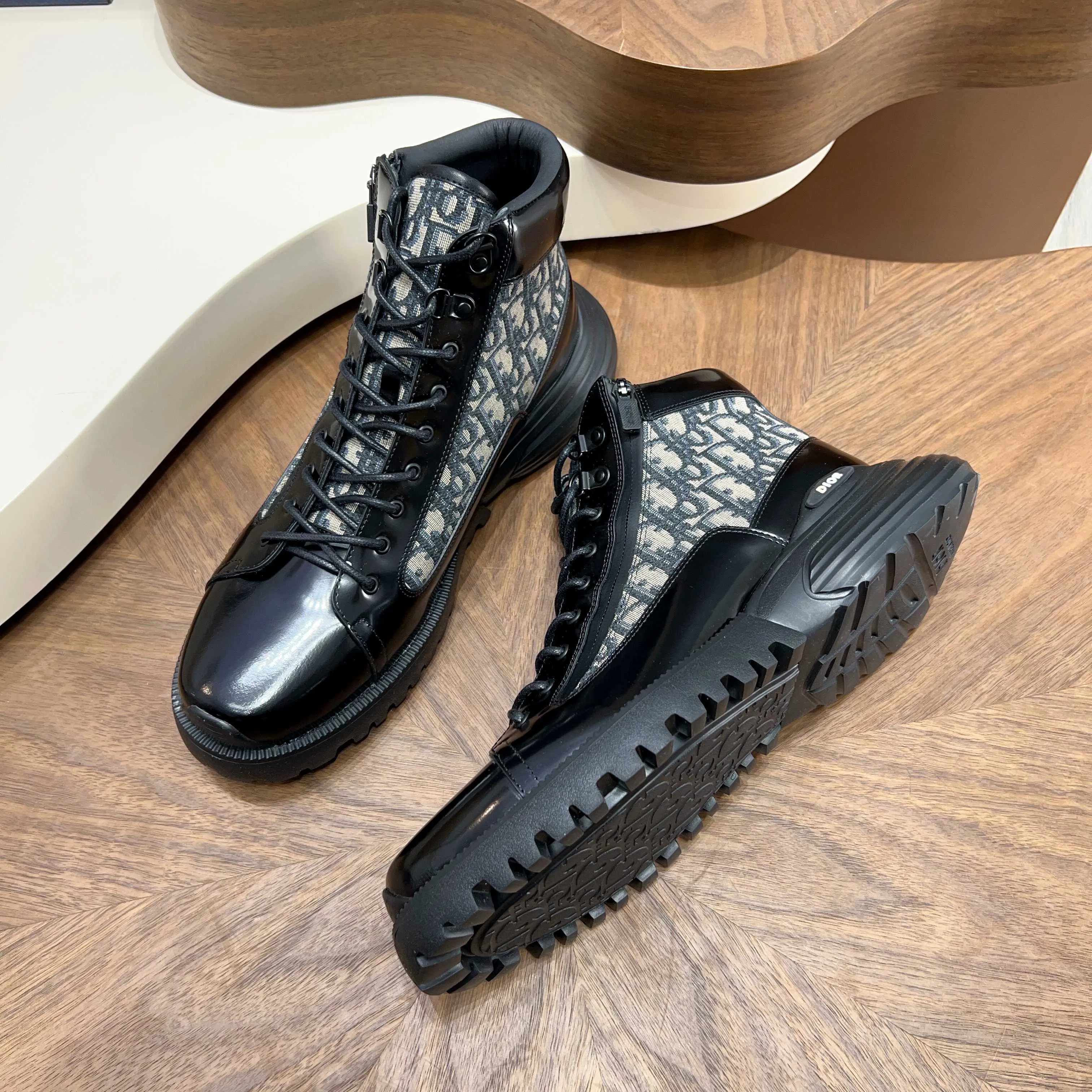 💰860 Dio* - Dior's autumn and winter luxury men's mid-top short boots, purely handmade, both inside and outside are imported first-layer cowhide, high-end quality and exquisite craftsmanship. Original TPU combination outsole. Wear a noble gentleman's taste. The best last type has been carefully debugged. 100% comfort. Size: 38-44 (38-45 can be customized)